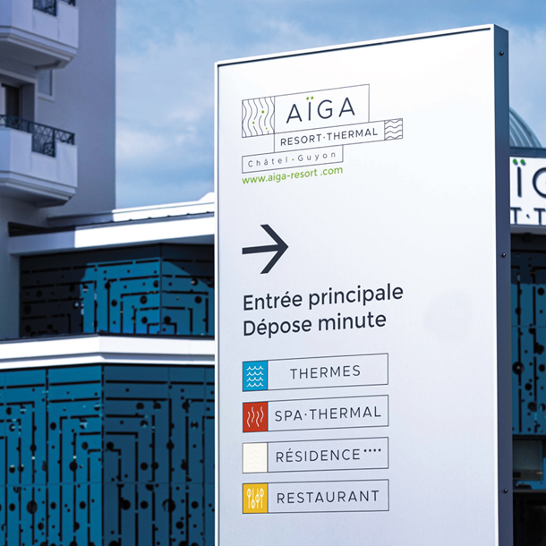 Tótem acero inox con información direccional, hotel-resort-spa | amer © marcal