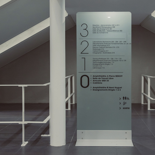 Répertoire général d’entrée en verre trempé avec informations d’étage | île© marcal