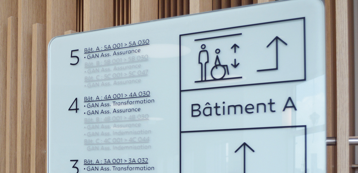 Design graphique et pictogramme ascenseur sur totem signalétique | île© marcal